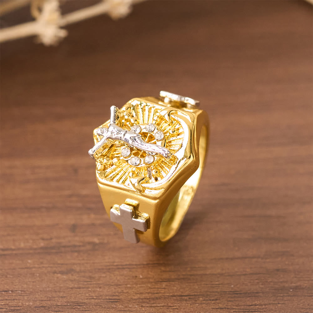 Anillo Llamativo Crucifijo en Dos Tonos: Símbolo de la Redención de Cristo y la Fe