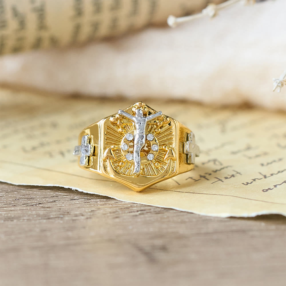 Anillo Llamativo Crucifijo en Dos Tonos: Símbolo de la Redención de Cristo y la Fe