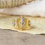 Anillo Llamativo Crucifijo en Dos Tonos: Símbolo de la Redención de Cristo y la Fe