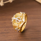 Anillo Llamativo Crucifijo en Dos Tonos: Símbolo de la Redención de Cristo y la Fe