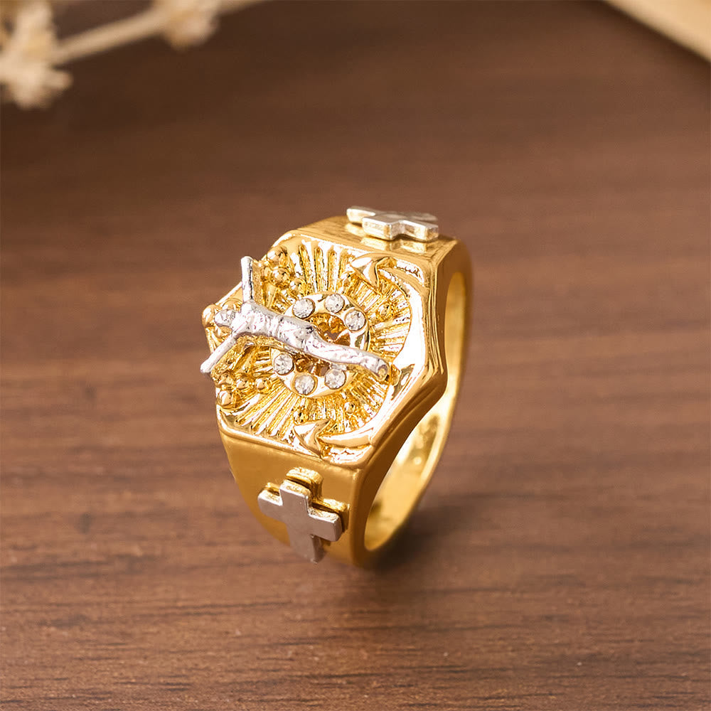 Anillo Llamativo Crucifijo en Dos Tonos: Símbolo de la Redención de Cristo y la Fe