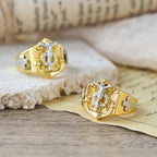 Anillo Llamativo Crucifijo en Dos Tonos: Símbolo de la Redención de Cristo y la Fe