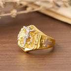 Anillo Llamativo Crucifijo en Dos Tonos: Símbolo de la Redención de Cristo y la Fe
