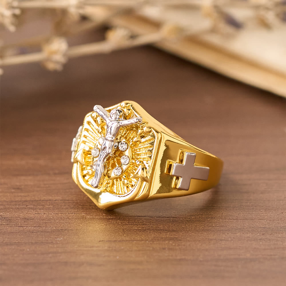 Anillo Llamativo Crucifijo en Dos Tonos: Símbolo de la Redención de Cristo y la Fe