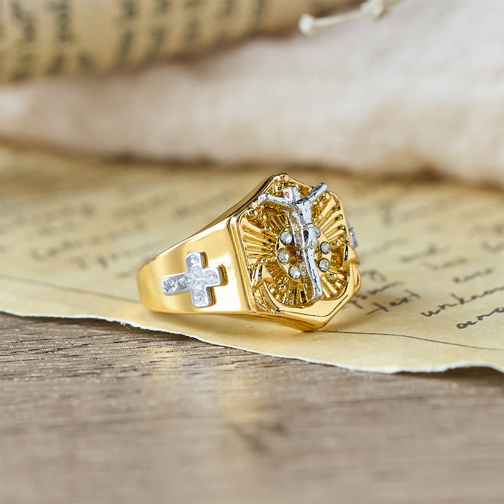 Anillo Llamativo Crucifijo en Dos Tonos: Símbolo de la Redención de Cristo y la Fe