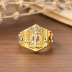 Anillo Llamativo Crucifijo en Dos Tonos: Símbolo de la Redención de Cristo y la Fe