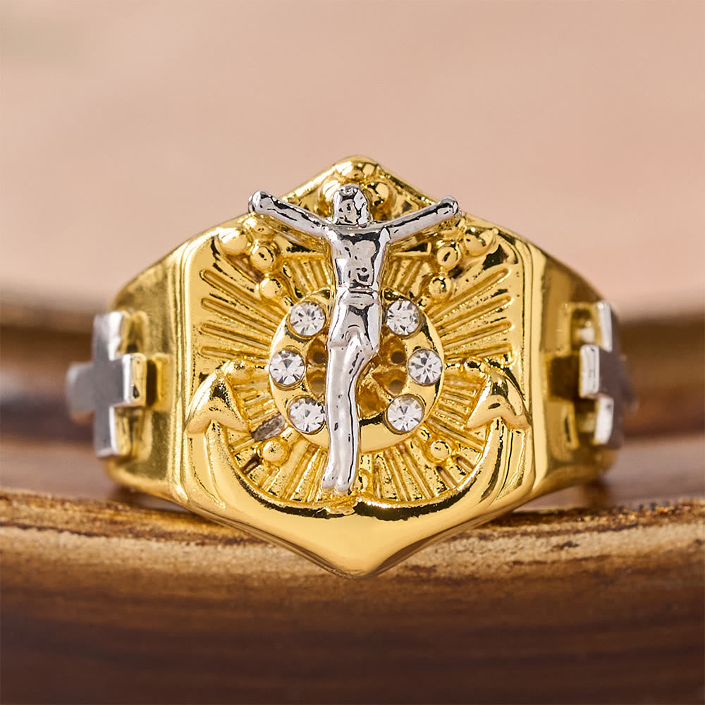 Anillo Llamativo Crucifijo en Dos Tonos: Símbolo de la Redención de Cristo y la Fe