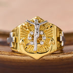 Anillo Llamativo Crucifijo en Dos Tonos: Símbolo de la Redención de Cristo y la Fe