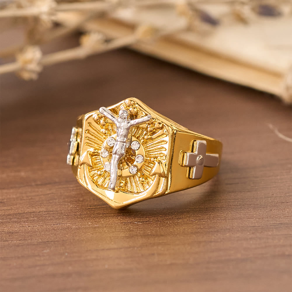 Anillo Llamativo Crucifijo en Dos Tonos: Símbolo de la Redención de Cristo y la Fe