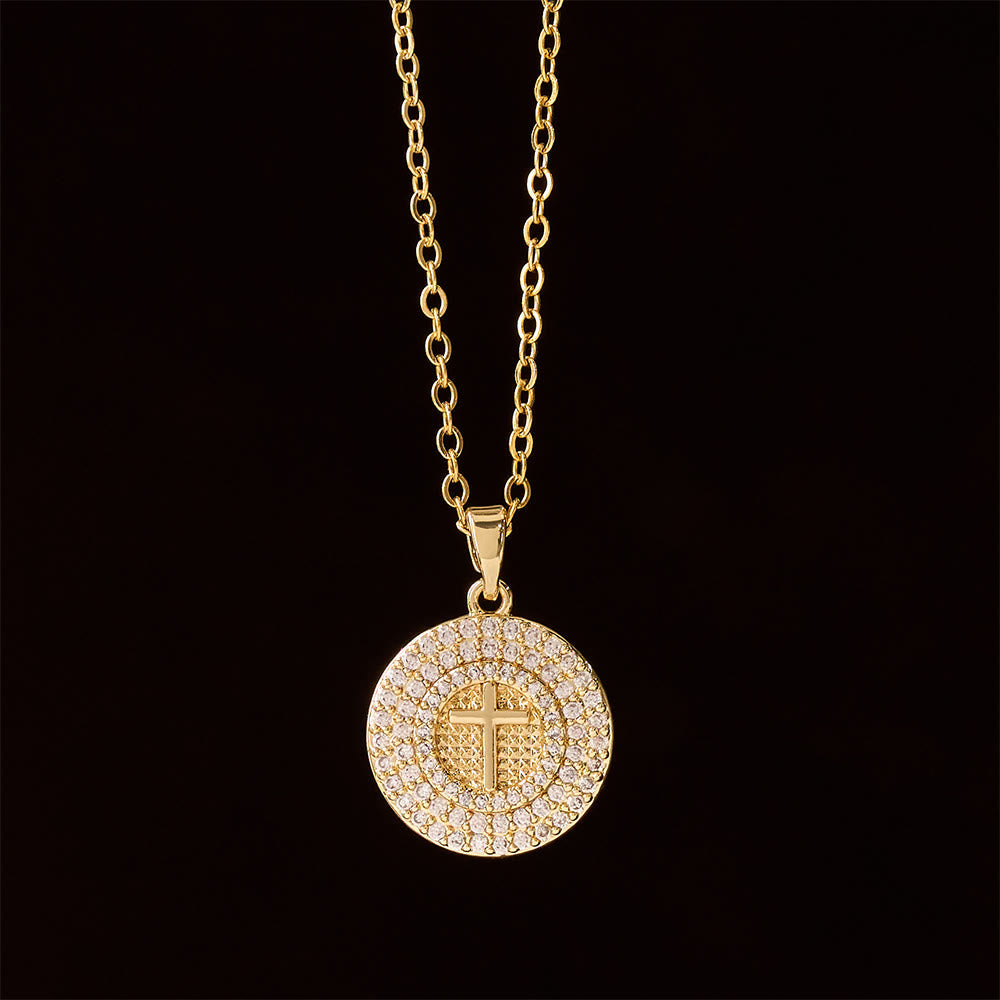 Collar de Círculo con Cruz de Cristal Pavé: Símbolo de la Luz de Cristo y la Fe