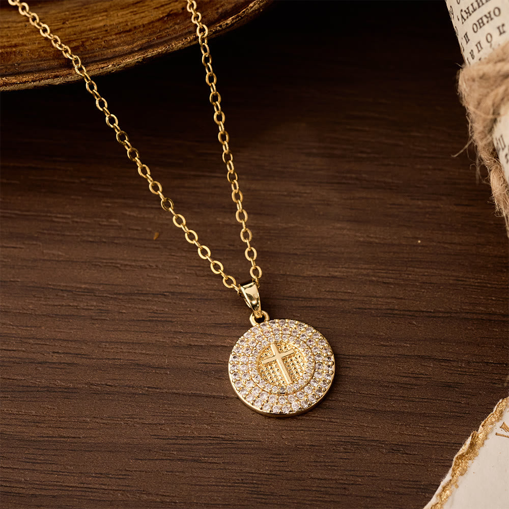 Collar de Círculo con Cruz de Cristal Pavé: Símbolo de la Luz de Cristo y la Fe