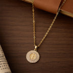 Collar de Círculo con Cruz de Cristal Pavé: Símbolo de la Luz de Cristo y la Fe