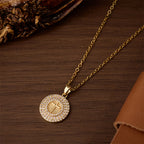 Collar de Círculo con Cruz de Cristal Pavé: Símbolo de la Luz de Cristo y la Fe