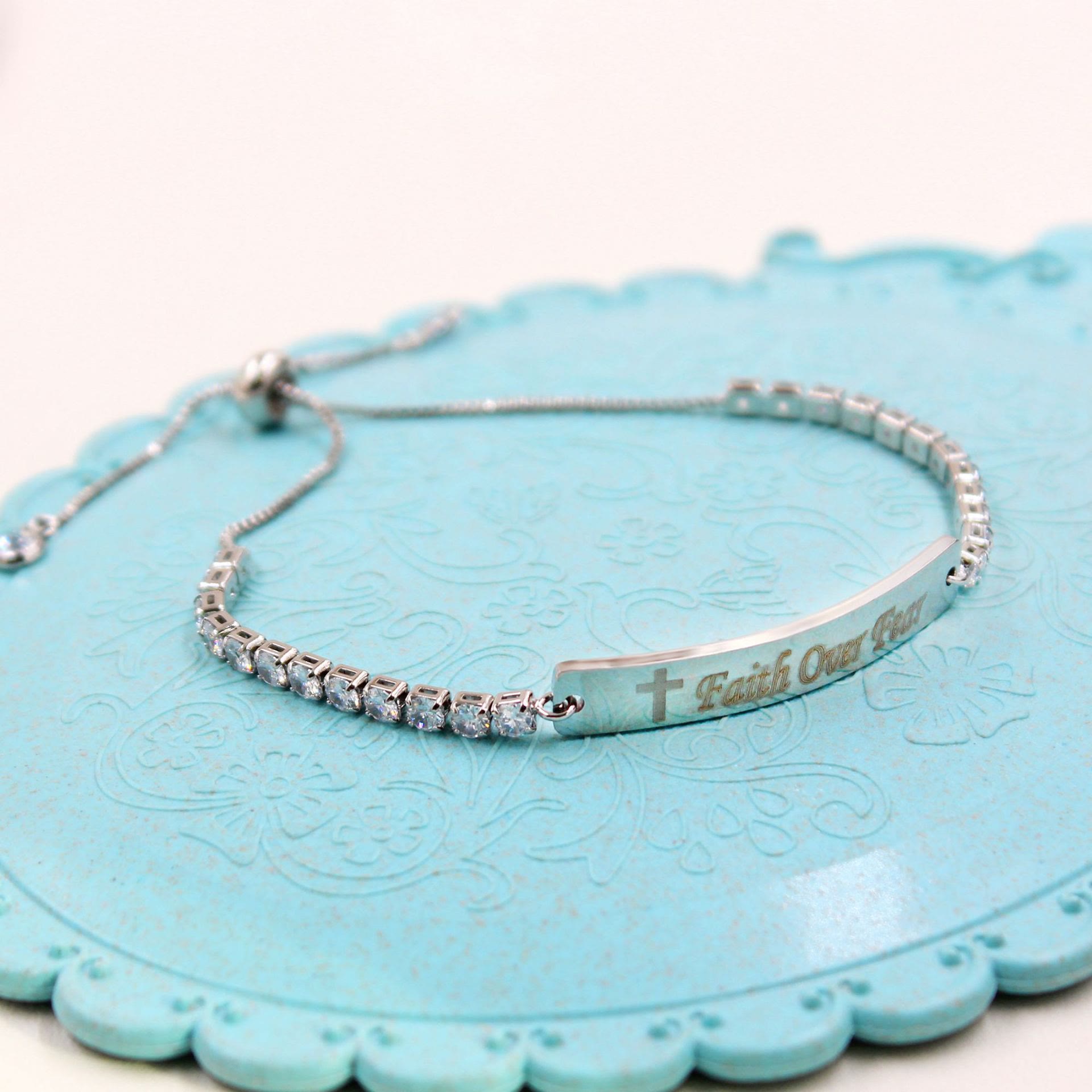 Pulsera de Fe y Valor de Metal en Cuatro Colores con Barra Grabada o Lisa