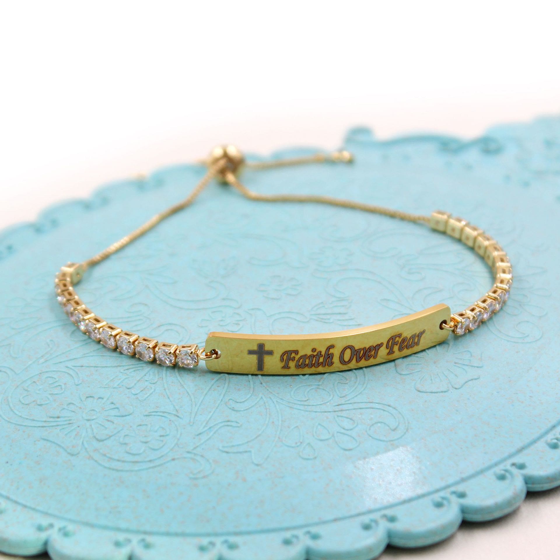 Pulsera de Fe y Valor de Metal en Cuatro Colores con Barra Grabada o Lisa