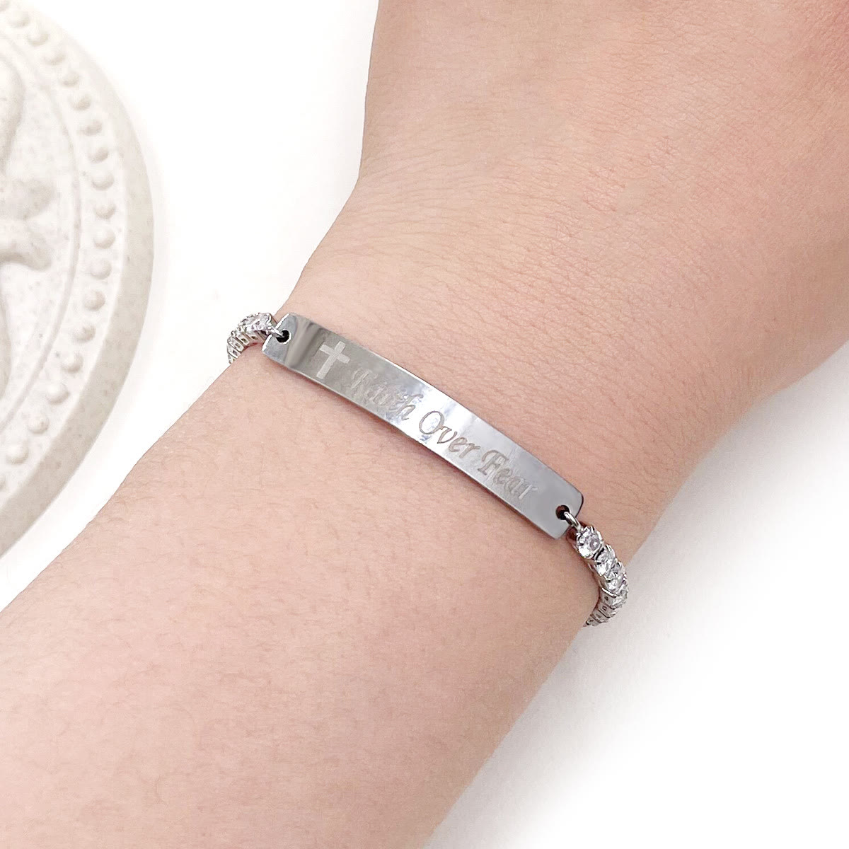 Pulsera de Fe y Valor de Metal en Cuatro Colores con Barra Grabada o Lisa