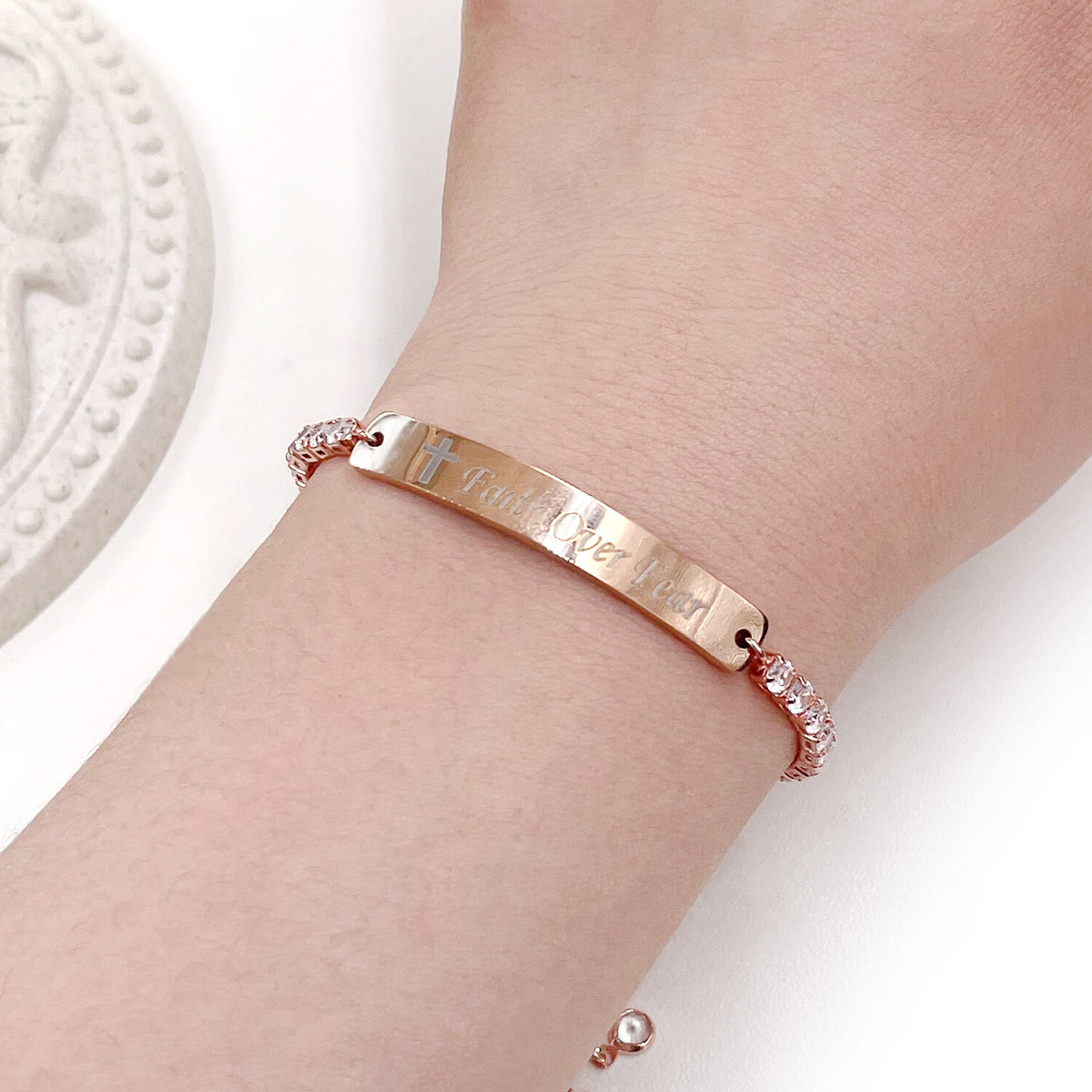 Pulsera de Fe y Valor de Metal en Cuatro Colores con Barra Grabada o Lisa
