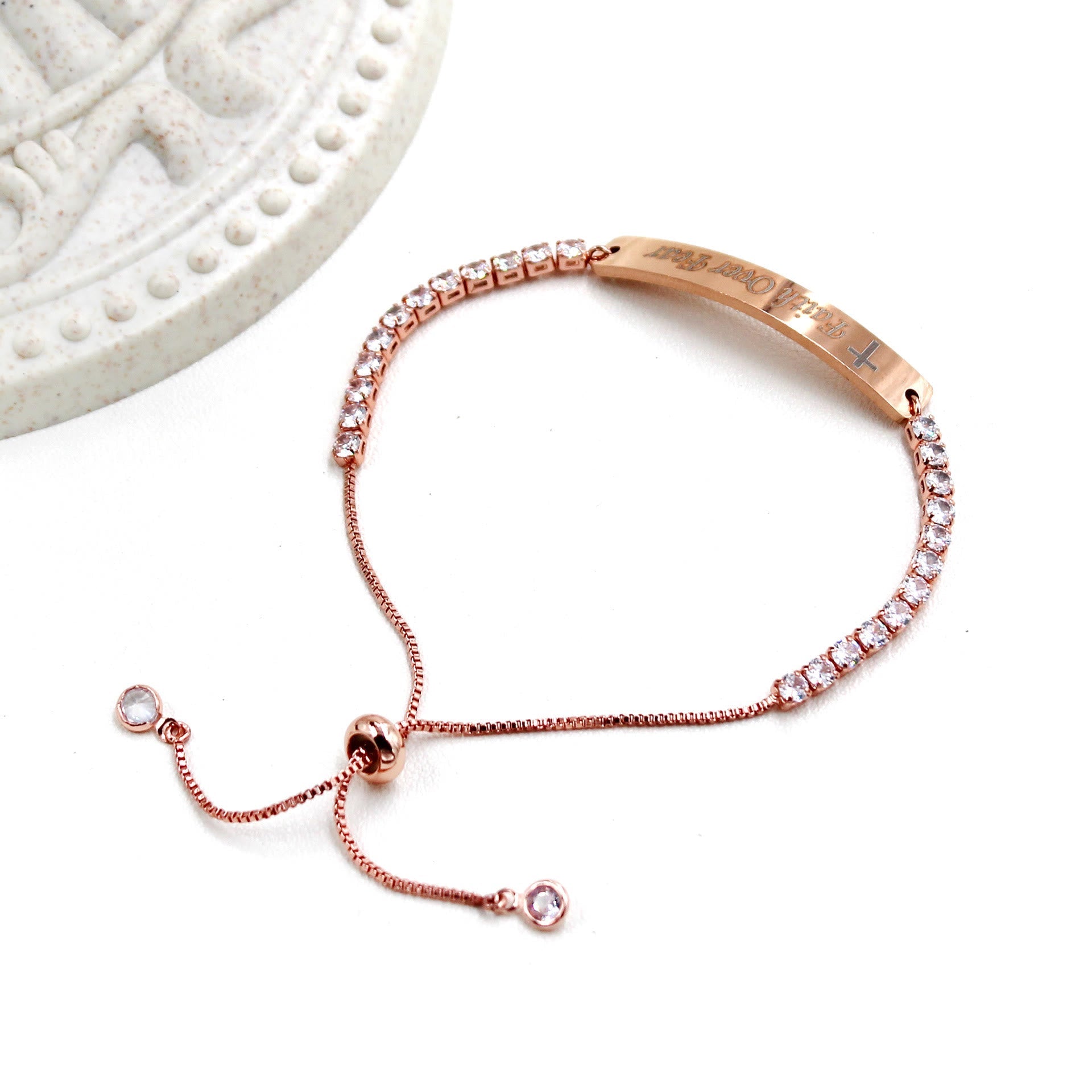 Pulsera de Fe y Valor de Metal en Cuatro Colores con Barra Grabada o Lisa