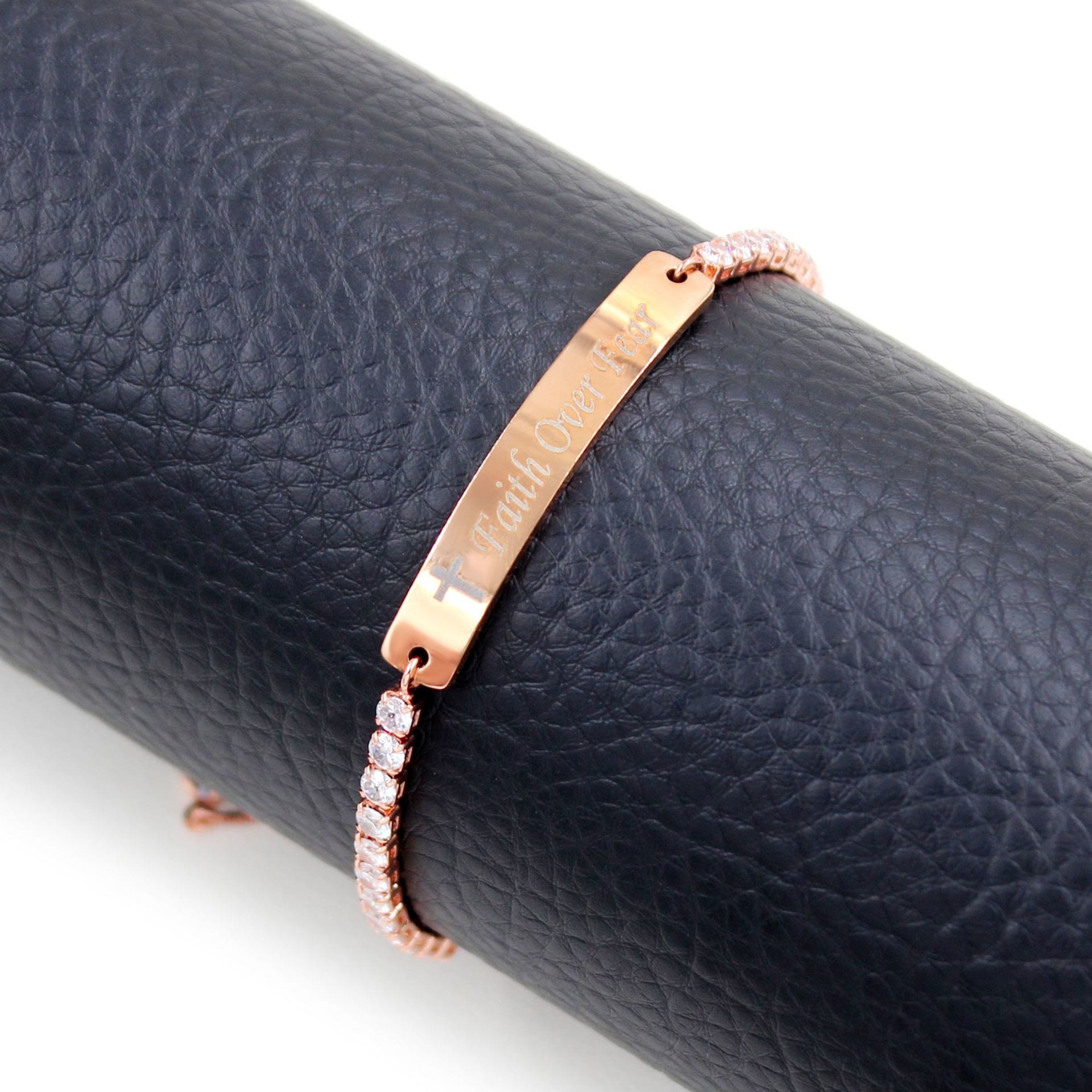 Pulsera de Fe y Valor de Metal en Cuatro Colores con Barra Grabada o Lisa
