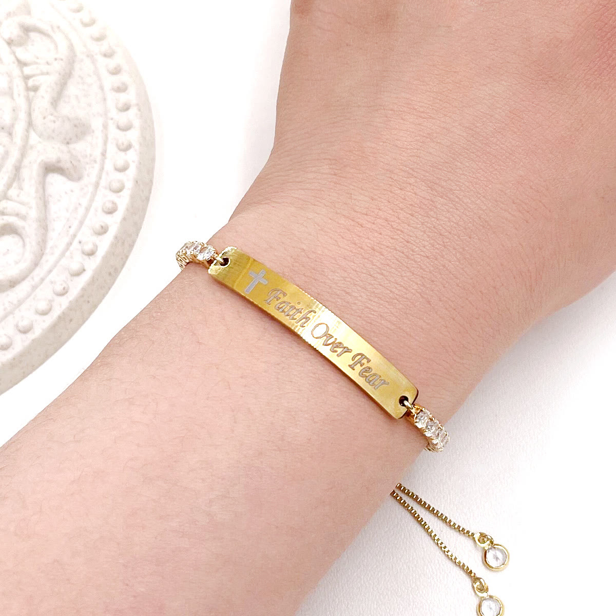 Pulsera de Fe y Valor de Metal en Cuatro Colores con Barra Grabada o Lisa
