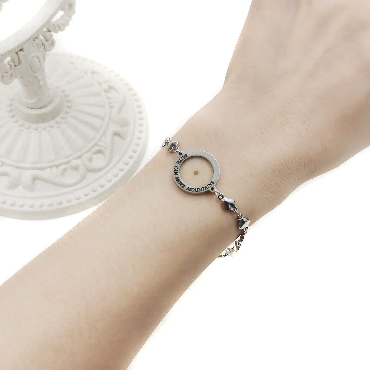 Pulsera Mateo 17:20 y Lucas 1:37 con Semilla de Mostaza: Corazones con Detalle de Circonia