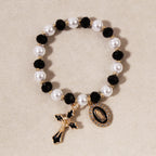 Pulsera de Cuentas con Medallón Mariano: Detalles de la Virgen y Dije de Cruz Esmaltada