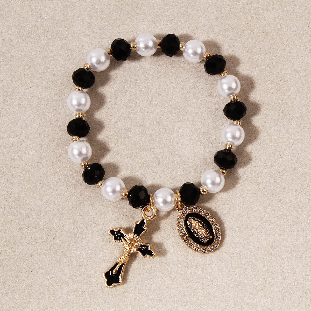 Pulsera de Cuentas con Medallón Mariano: Detalles de la Virgen y Dije de Cruz Esmaltada