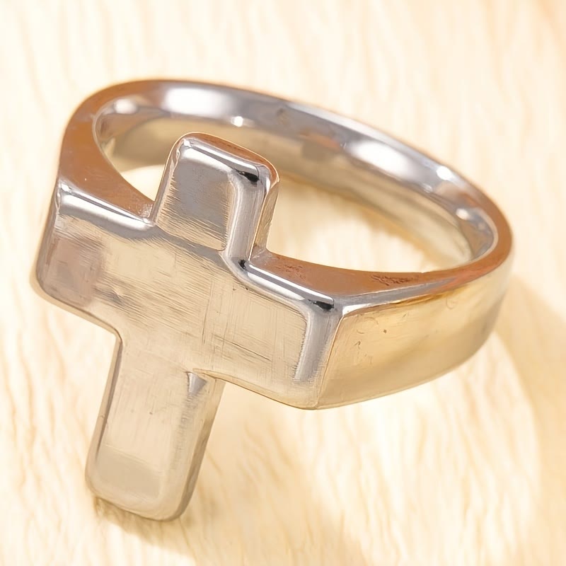 Anillo de Metal Centrado en la Cruz: Acabado Pulido para un Estilo de Fe Eterno