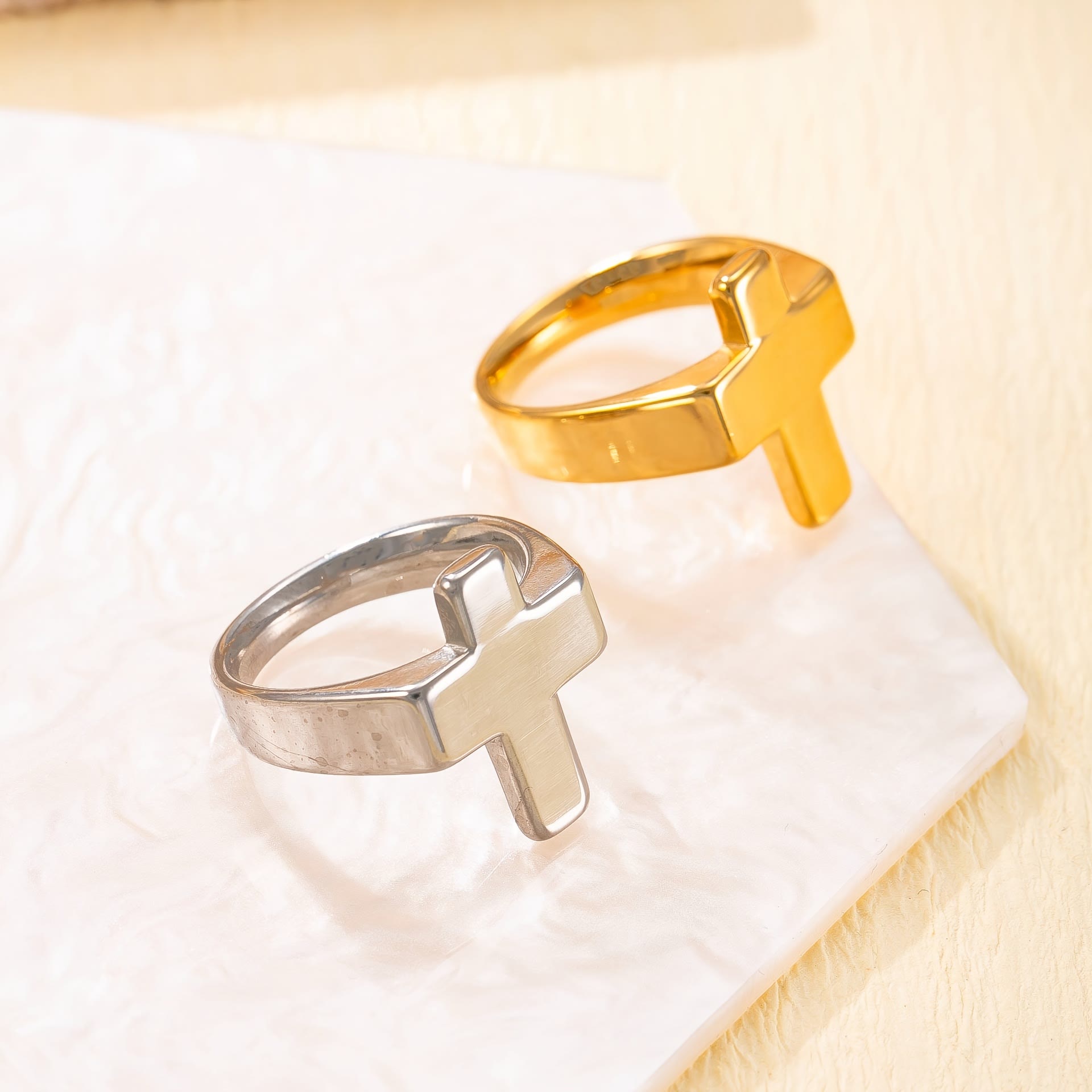 Anillo de Metal Centrado en la Cruz: Acabado Pulido para un Estilo de Fe Eterno