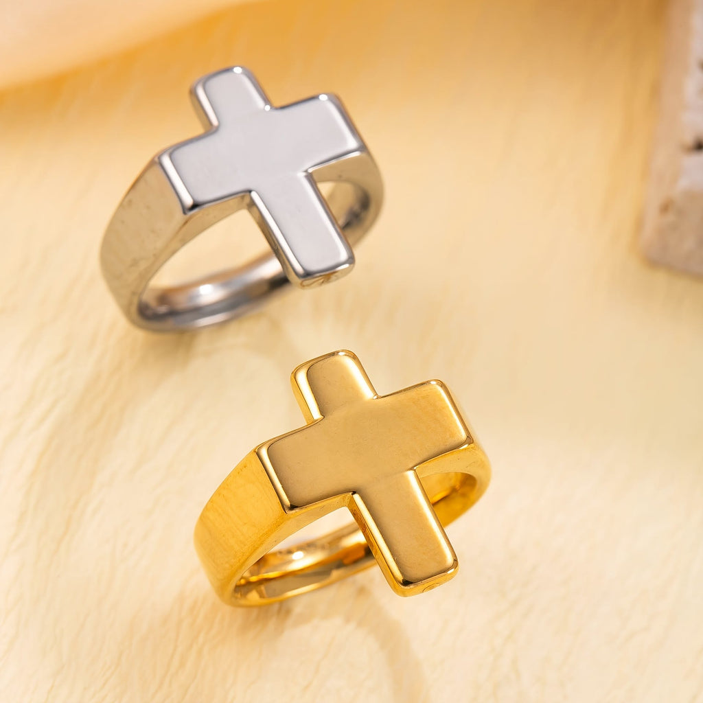 Anillo de Metal Centrado en la Cruz: Acabado Pulido para un Estilo de Fe Eterno