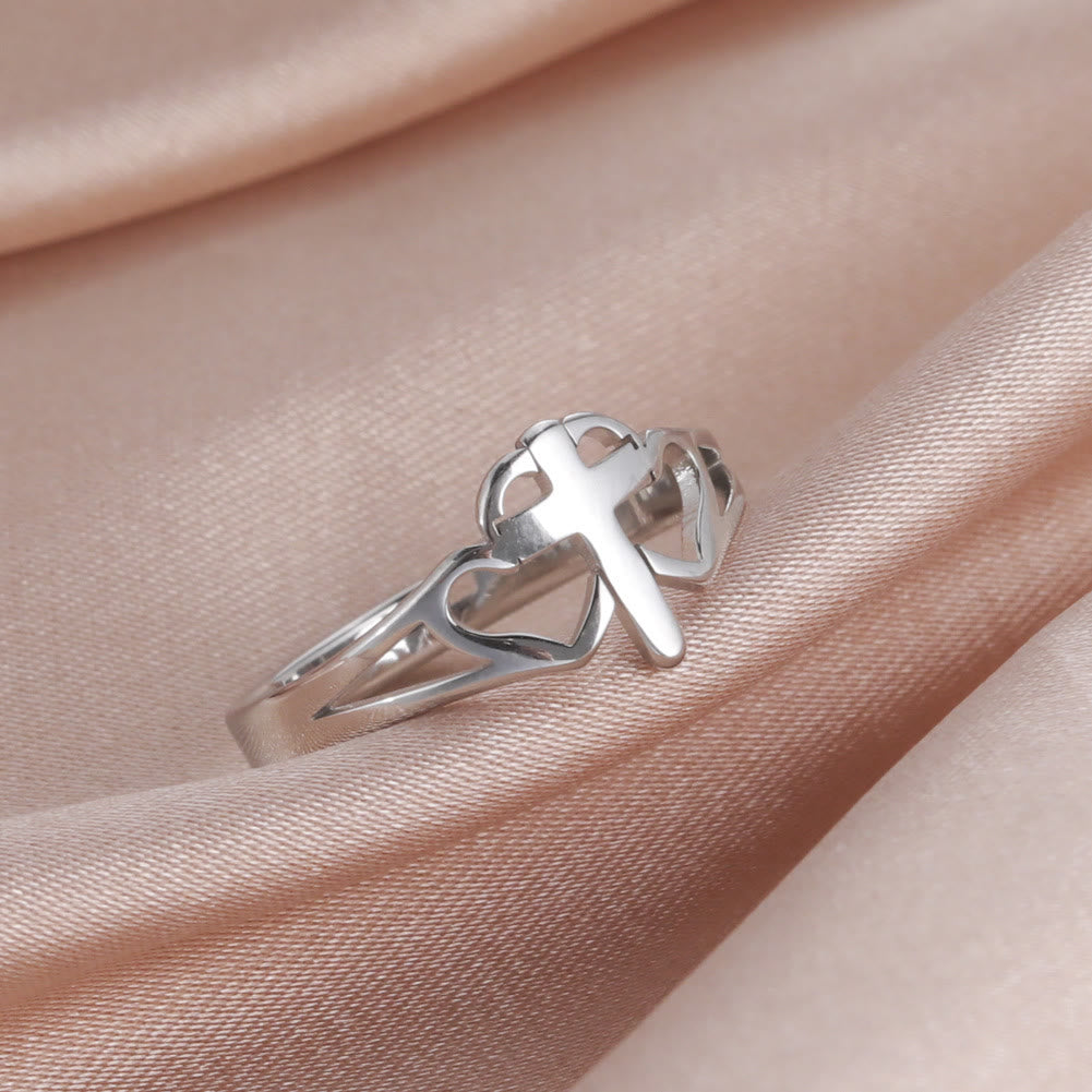Anillo Calado de Cruz y Corazón: Símbolo del Amor de Cristo y la Devoción Fiel