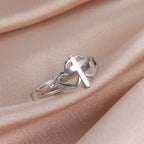 Anillo Calado de Cruz y Corazón: Símbolo del Amor de Cristo y la Devoción Fiel