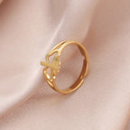 Anillo Calado de Cruz y Corazón: Símbolo del Amor de Cristo y la Devoción Fiel