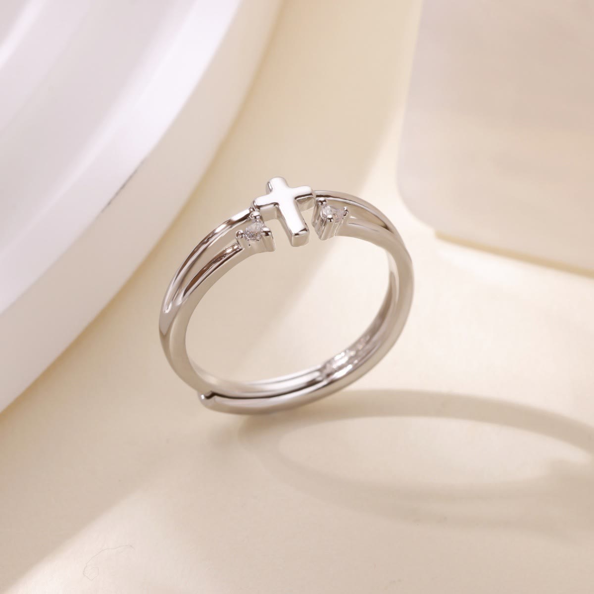 Anillo de Doble Banda con Cruz y Circonia: Símbolo del Amor Radiante de Cristo