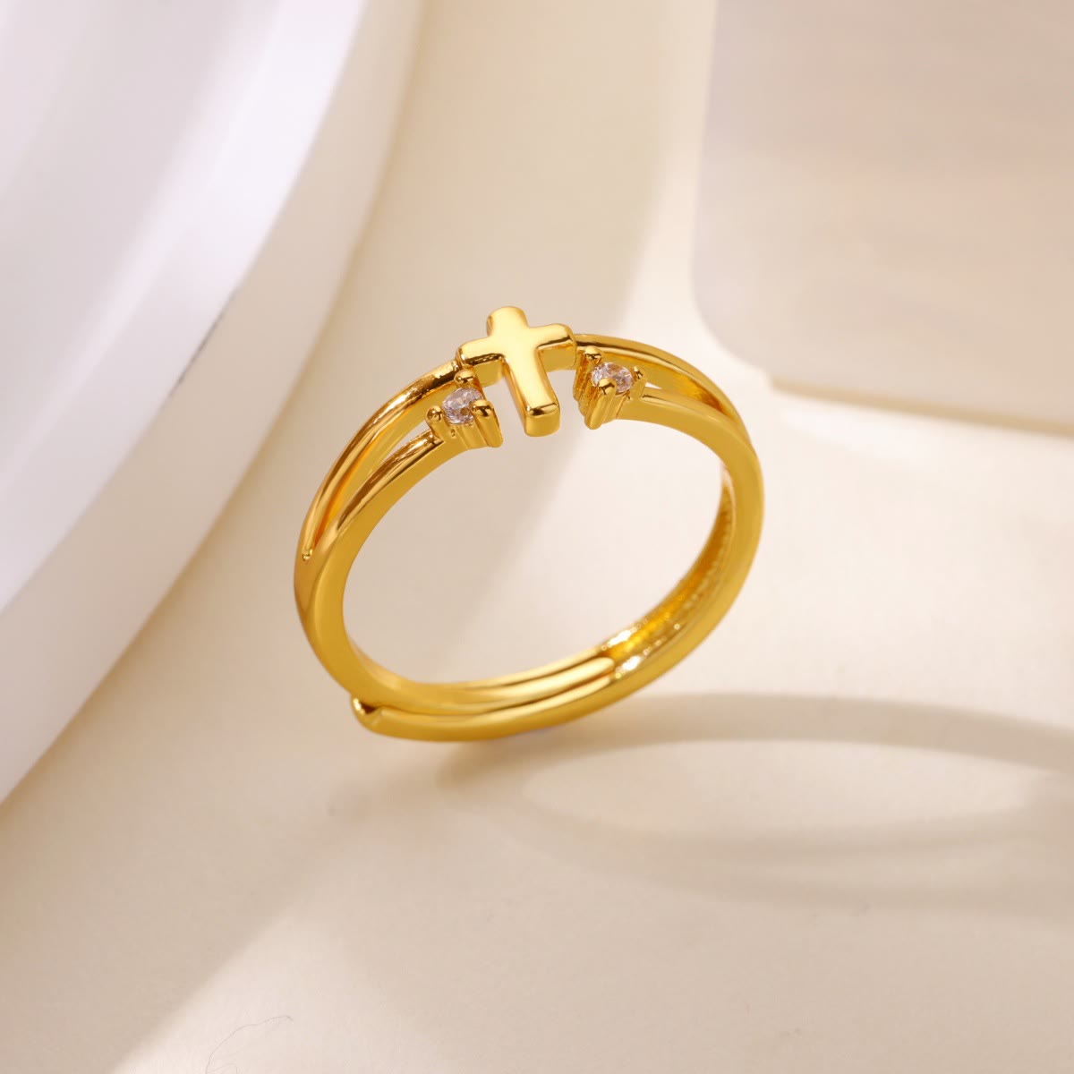 Anillo de Doble Banda con Cruz y Circonia: Símbolo del Amor Radiante de Cristo