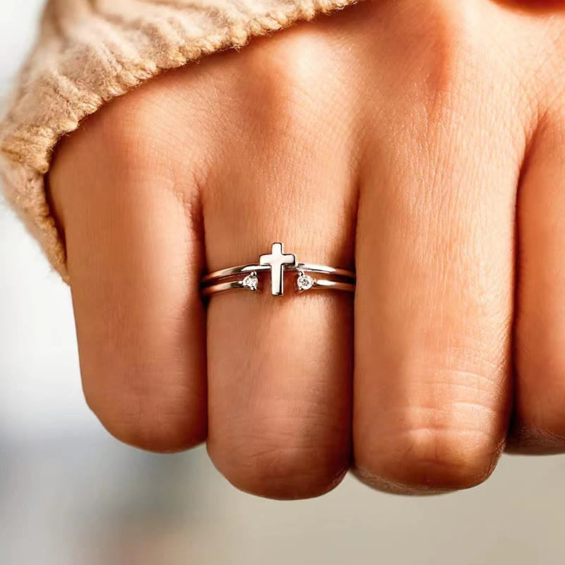 Anillo de Doble Banda con Cruz y Circonia: Símbolo del Amor Radiante de Cristo