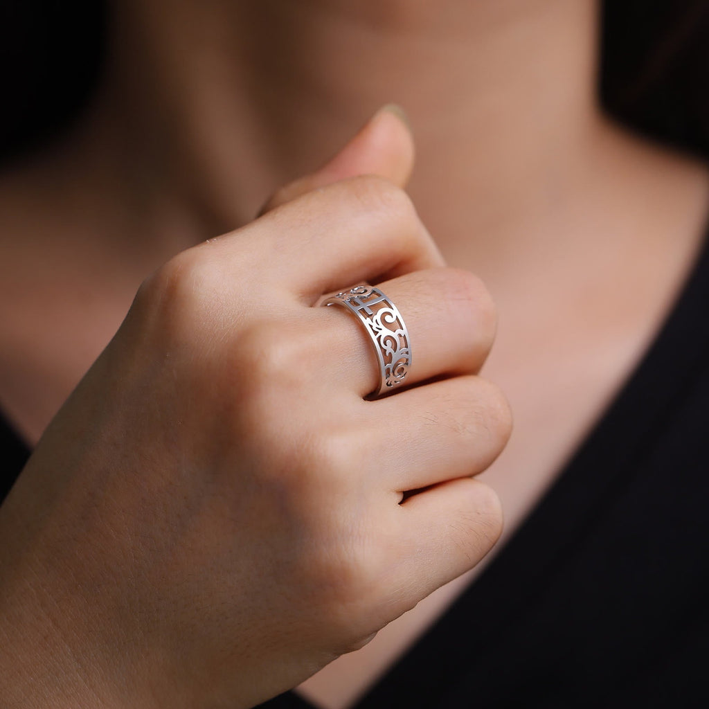 Anillo de Cruz Calada en Filigrana: Símbolo de la Gracia Duradera de Cristo