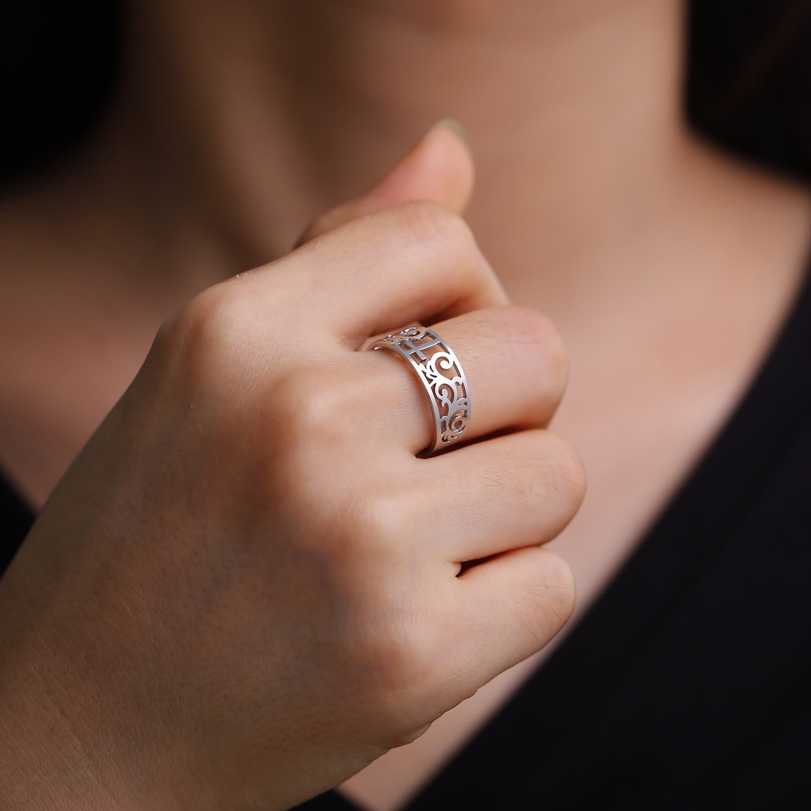 Anillo de Cruz Calada en Filigrana: Símbolo de la Gracia Duradera de Cristo