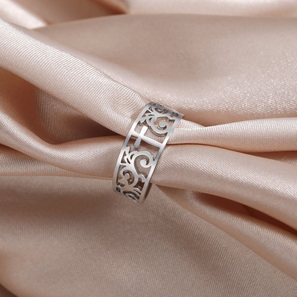 Anillo de Cruz Calada en Filigrana: Símbolo de la Gracia Duradera de Cristo