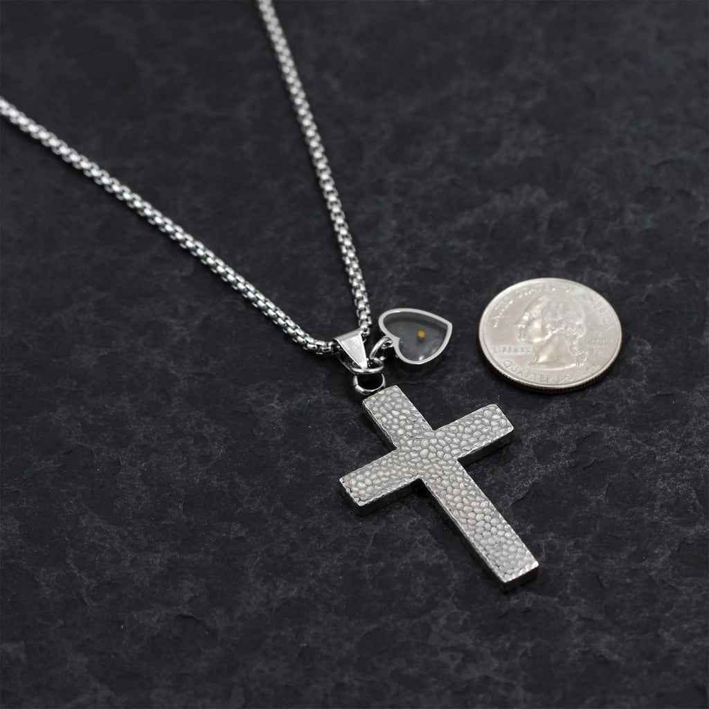 Collar de Cruz Texturizada con Semilla de Mostaza: Dijes Metálicos como Recordatorio Espiritual