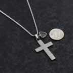 Collar de Cruz Texturizada con Semilla de Mostaza: Dijes Metálicos como Recordatorio Espiritual