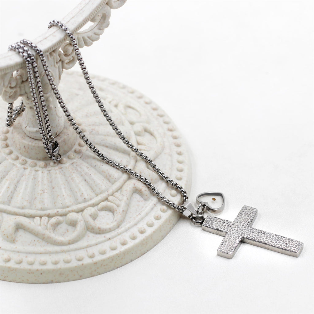 Collar de Cruz Texturizada con Semilla de Mostaza: Dijes Metálicos como Recordatorio Espiritual