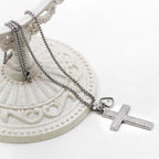 Collar de Cruz Texturizada con Semilla de Mostaza: Dijes Metálicos como Recordatorio Espiritual