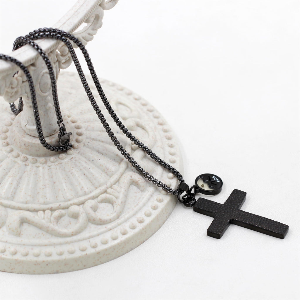 Collar de Cruz Texturizada con Semilla de Mostaza: Dijes Metálicos como Recordatorio Espiritual