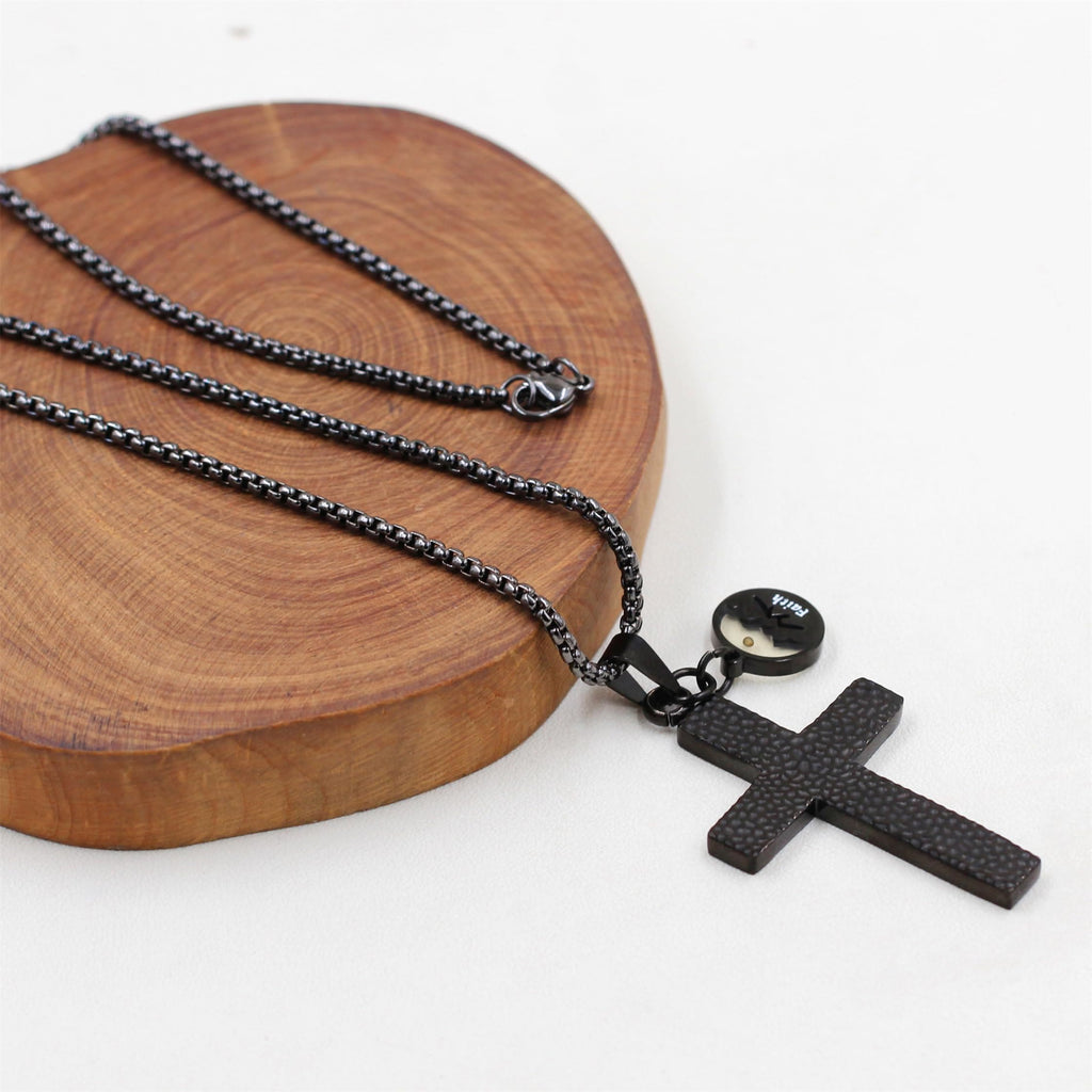 Collar de Cruz Texturizada con Semilla de Mostaza: Dijes Metálicos como Recordatorio Espiritual