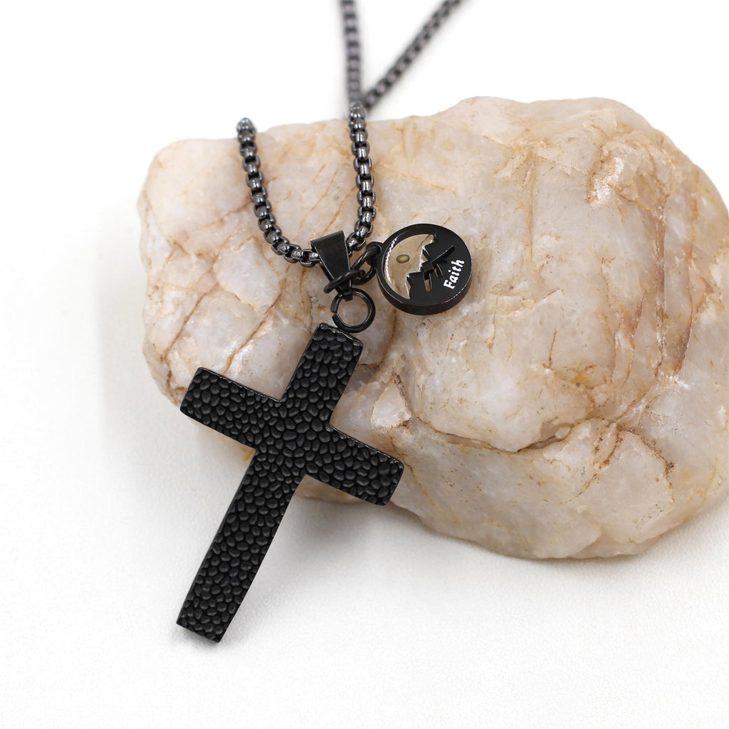 Collar de Cruz Texturizada con Semilla de Mostaza: Dijes Metálicos como Recordatorio Espiritual