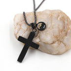 Collar de Cruz Texturizada con Semilla de Mostaza: Dijes Metálicos como Recordatorio Espiritual