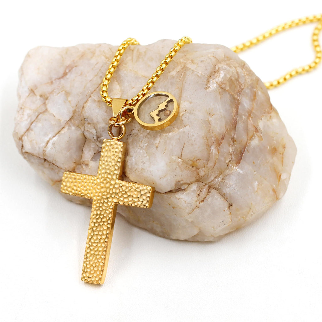 Collar de Cruz Texturizada con Semilla de Mostaza: Dijes Metálicos como Recordatorio Espiritual