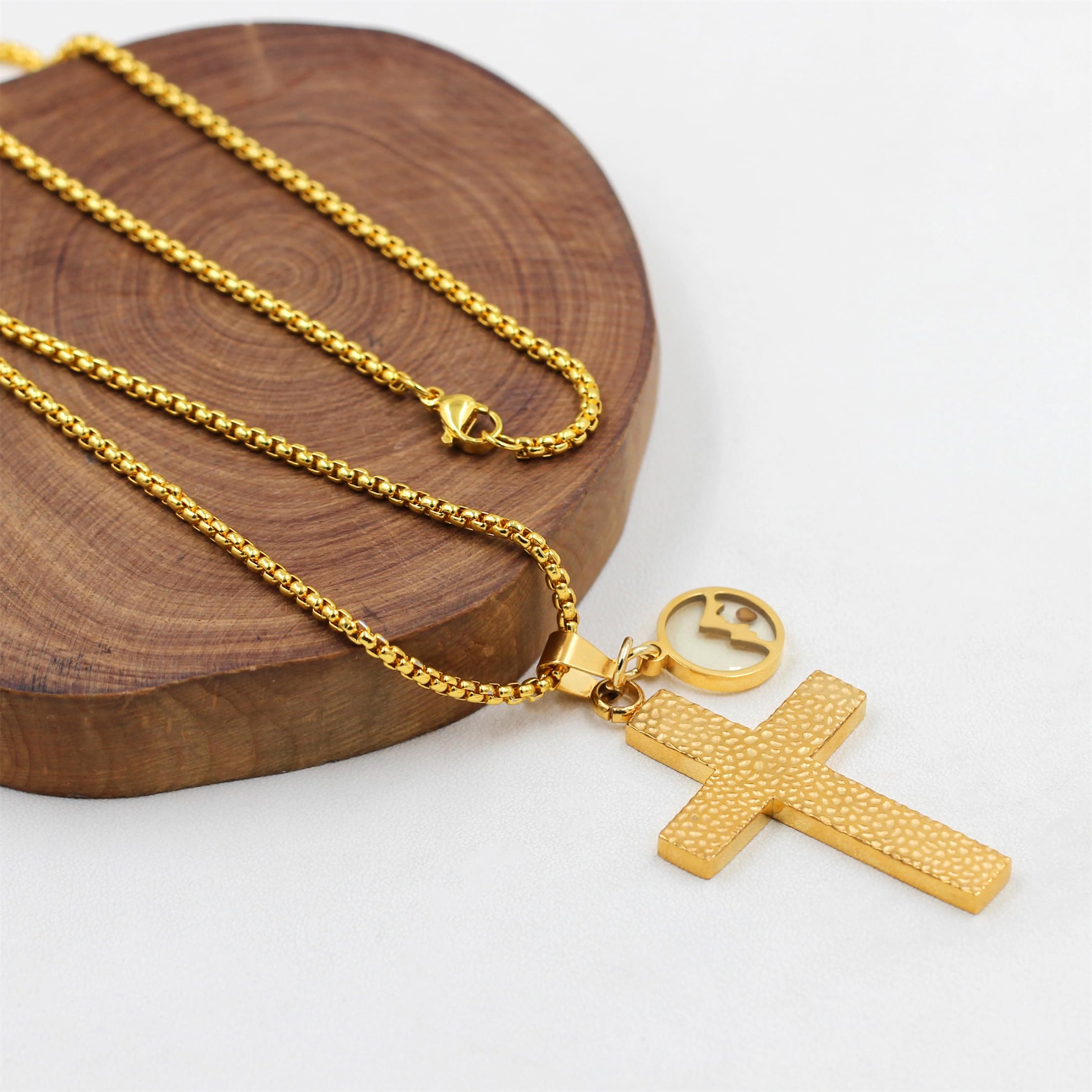 Collar de Cruz Texturizada con Semilla de Mostaza: Dijes Metálicos como Recordatorio Espiritual