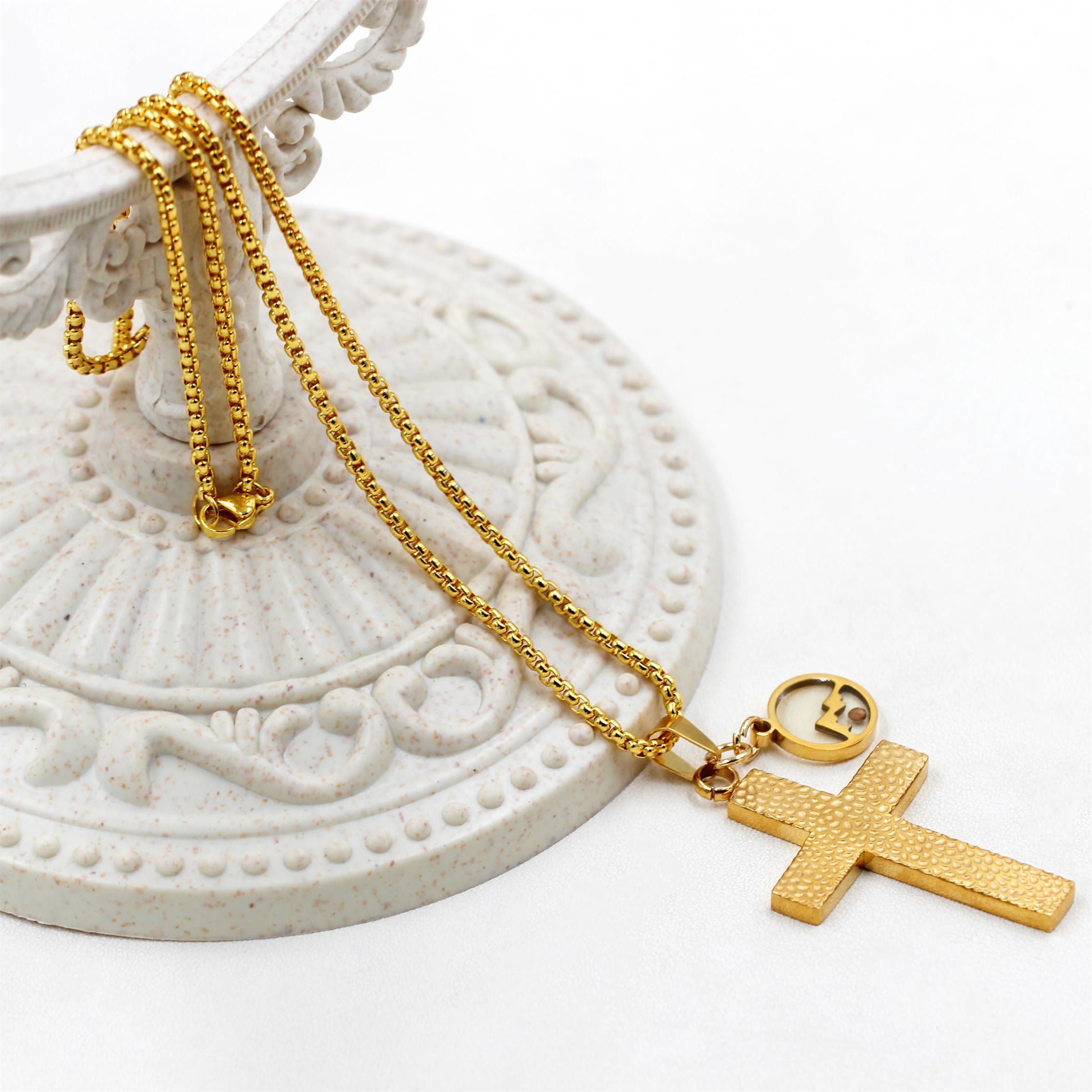 Collar de Cruz Texturizada con Semilla de Mostaza: Dijes Metálicos como Recordatorio Espiritual